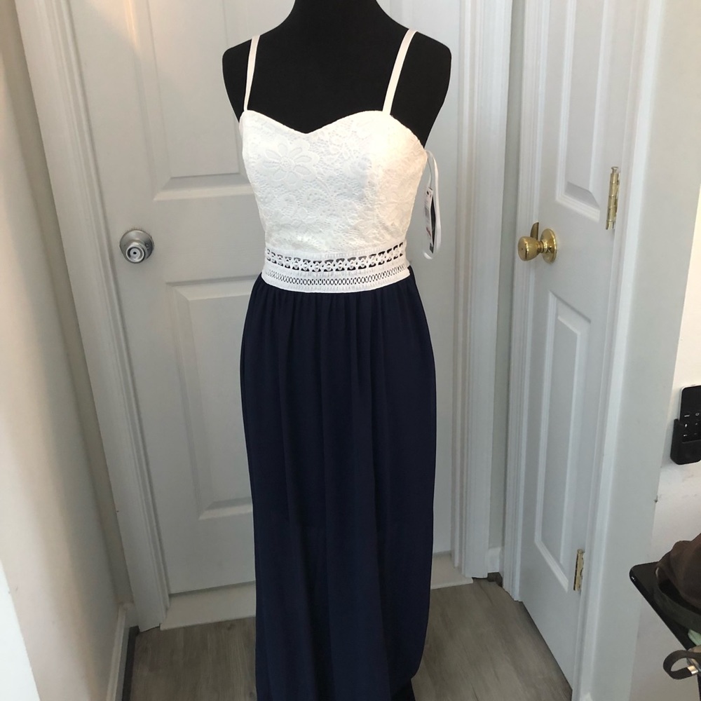 Lace Pattern Gown - Picture 2 of 5